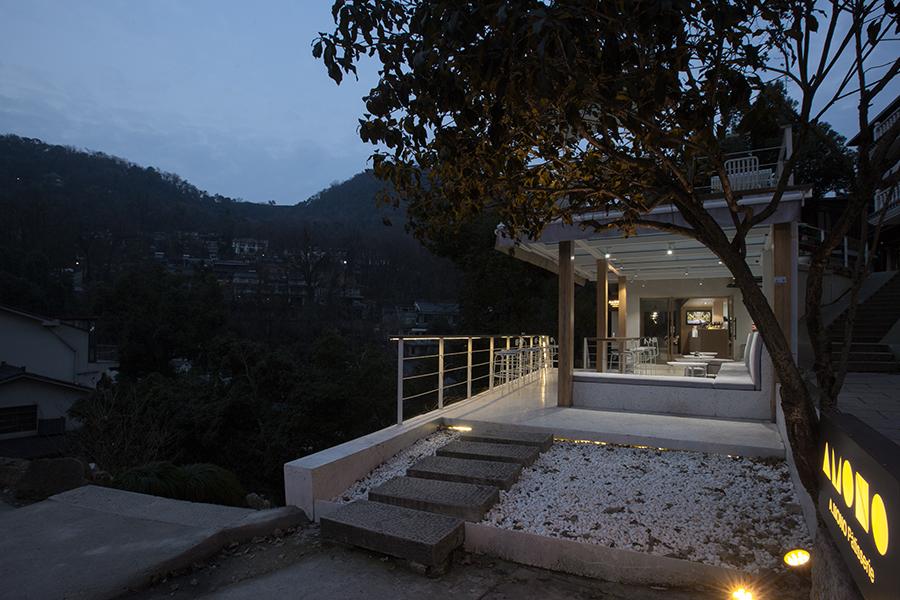 Located by a mountainside, in an area known to cultivate tea trees, A.MONO Cafe makes for a compelling and worthwhile trip from the city. (Photo: UNITU, courtesy of PROJECT Architects)