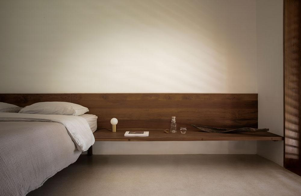 睡房設計平實，床頭板不只為裝飾，更可兼作長椅和儲物架