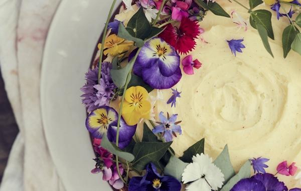 Easy Entertaining: A Rustic-Chic Carrot Cake with Real Flowers