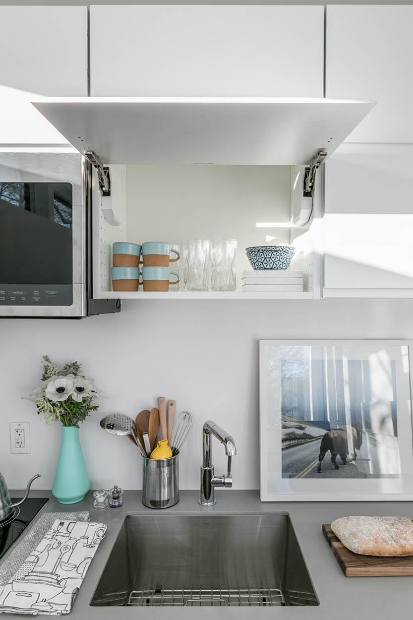 拉揭式置頂廚櫃是擺放餐具的理想位置