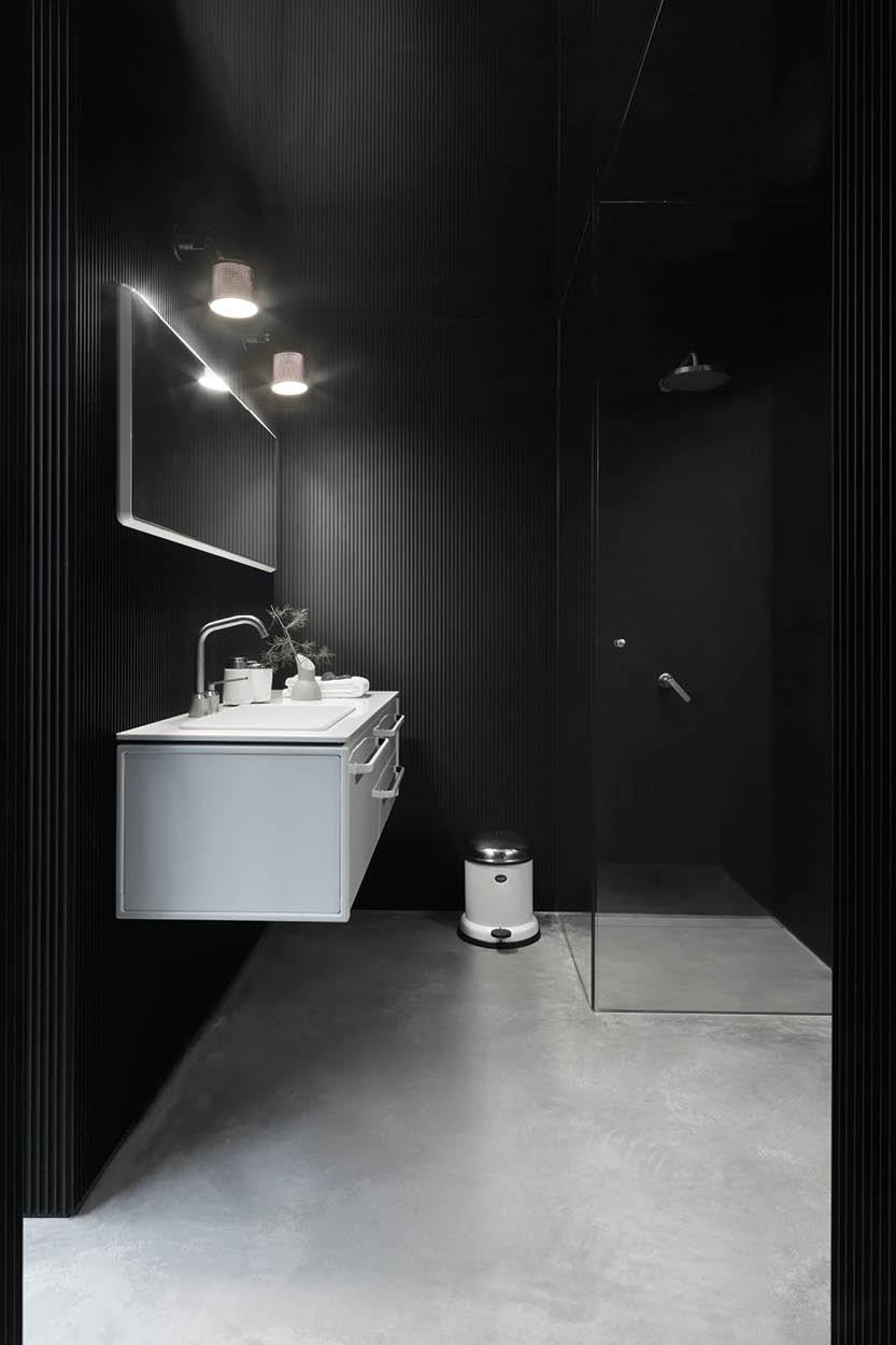 掛牆浴室吊櫃比傳統浴室櫃佔用更少地面空間，是營造開揚感的關鍵。黑、白是最典型和有效的對比色組合
