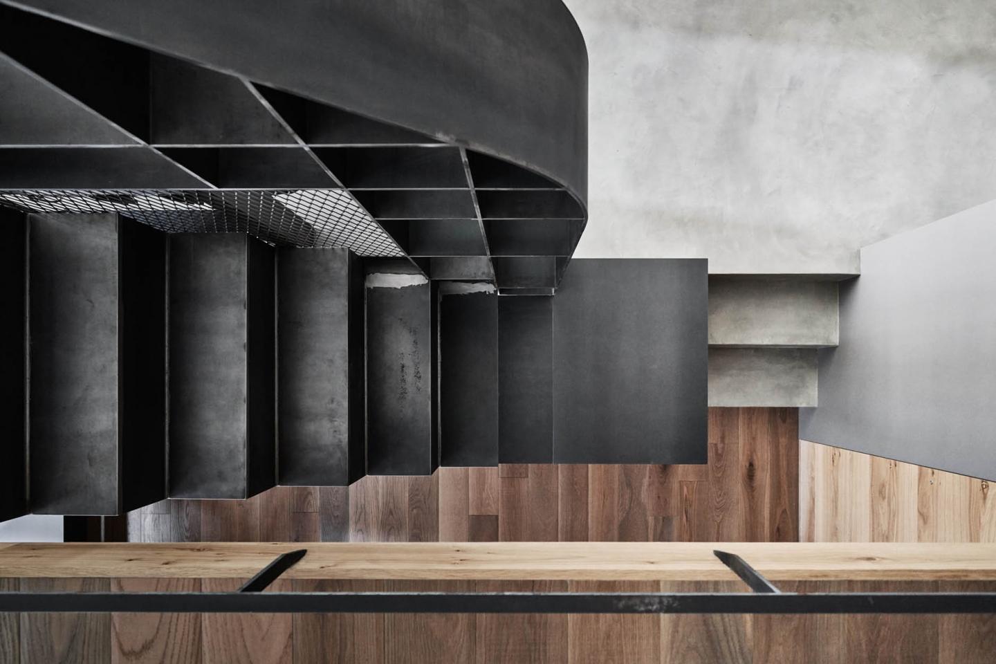 極具工業風美學的黑鋼梯設計
