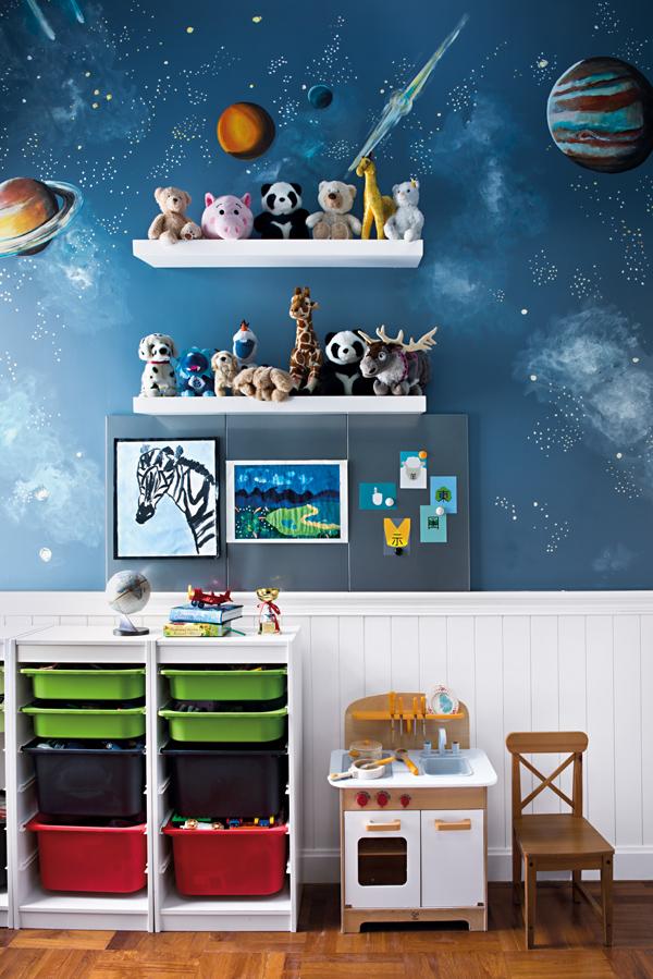 One of the children’s bedrooms was already decorated in a space motif, to their great delight