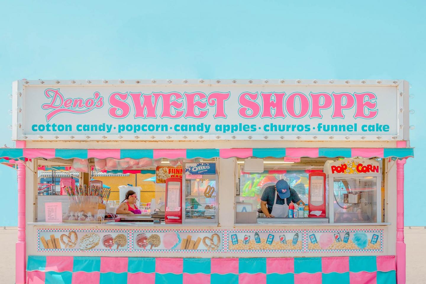 甜品小店的粉色與藍色配搭彷彿把你拉進Wes Anderson的電影世界