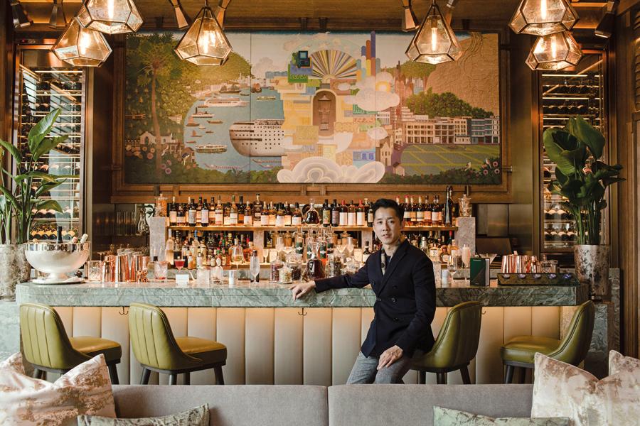 舊紐約氣派與東方美學互相輝映，如Zhang Gong的手繪牆飾便成了St Regis Bar的焦點