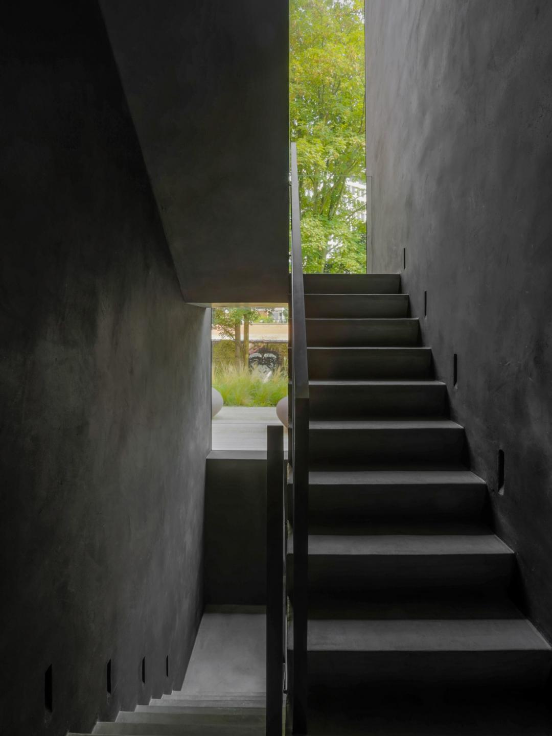 這個7,000平方呎的布魯塞爾家園以深沉色調為主題，完美呈現塗土設計的簡約美學
