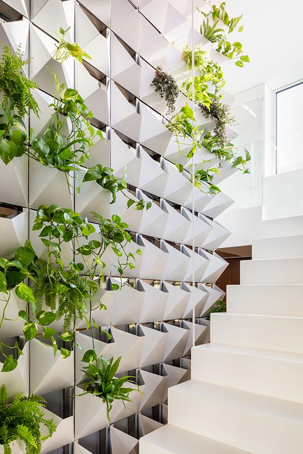 The green wall features plant containers that can be removed for easy maintenance. (Photo: Kyungsub Shin)