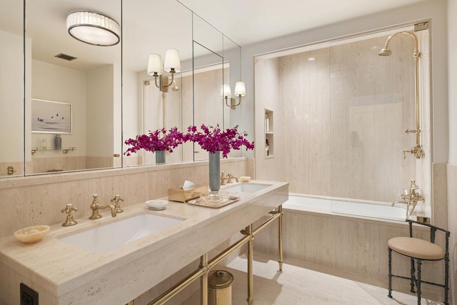 A bathroom furnished in marble surfaces