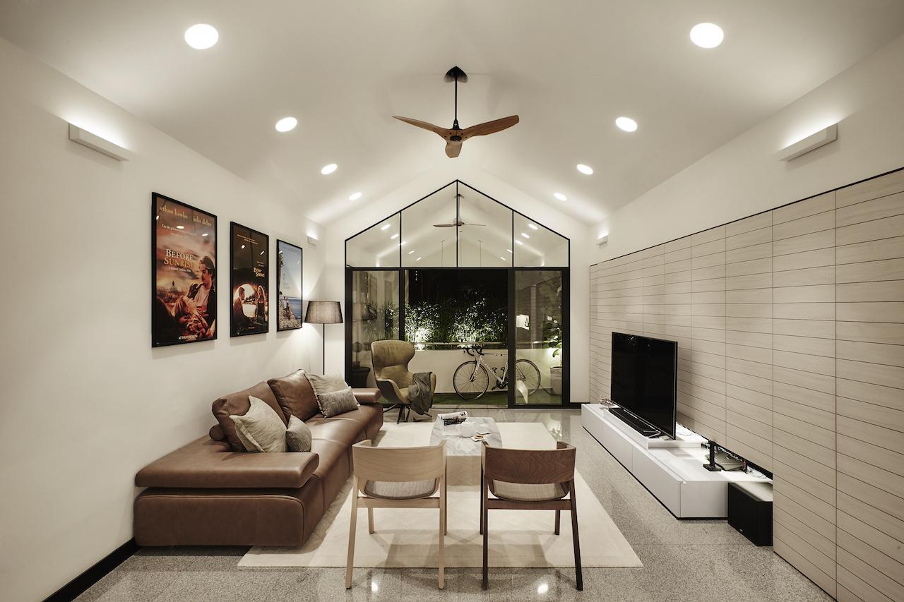 In the evening, the living room's dimmable lights and uplights create an ethereal space