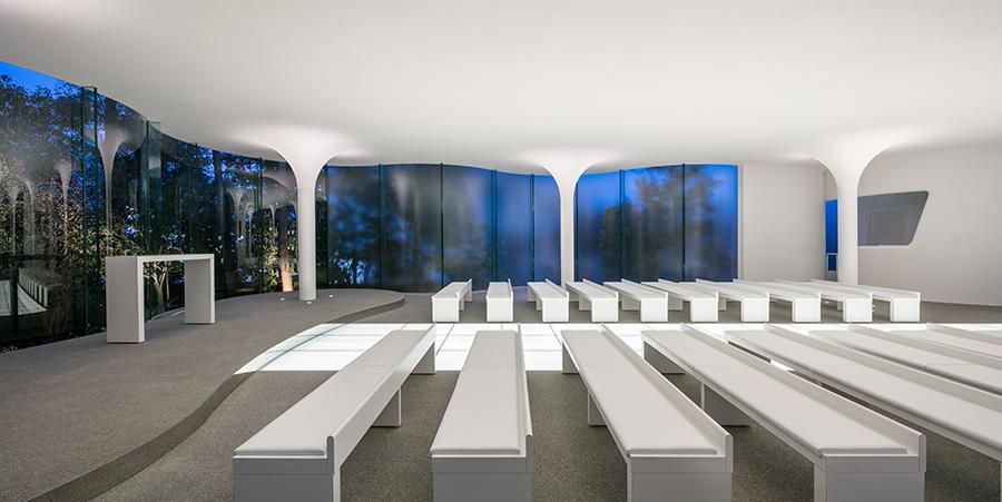 The pews, as well as the altar, feature minimal, all-white details. (Photo: Stirling Elmendorf, courtesy of KTX archiLAB)