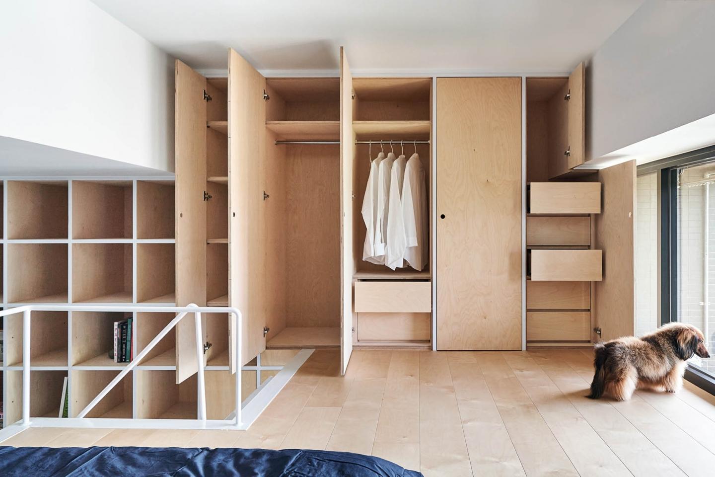 衣櫃的收納空間結構規劃完善，除了掛衣架，更有一整列抽屜儲存屋主用品