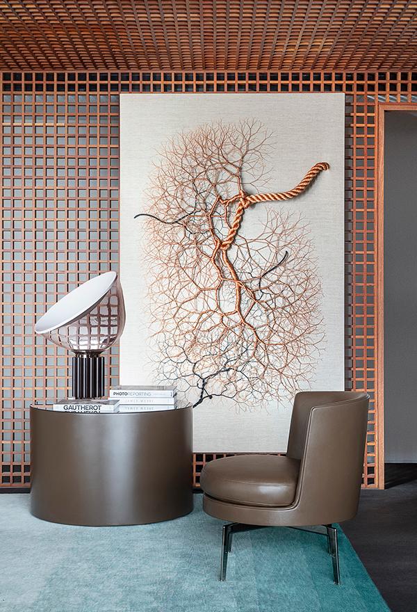 The beautiful rope artwork is by São Paolo-based artist Janaina Mello Landini. On the side table, the Taccia table lamp from Flos. (Photo: Courtesy of Studio Guilherme Torres)