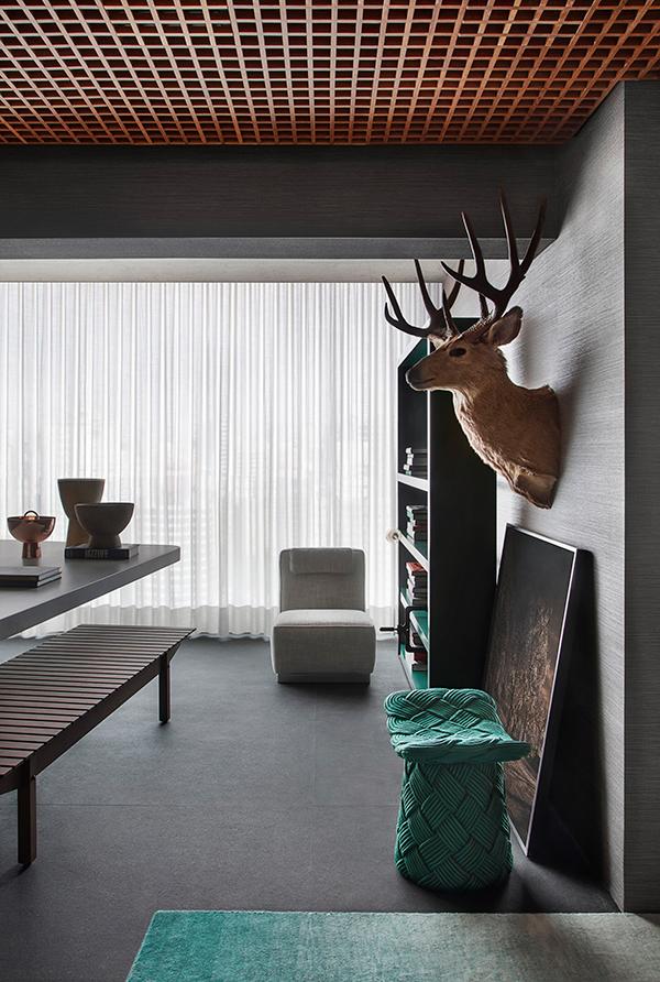 Among the subtle details of the home are the natural straw wallpaper and the black marble floor. (Photo: Courtesy of Studio Guilherme Torres)