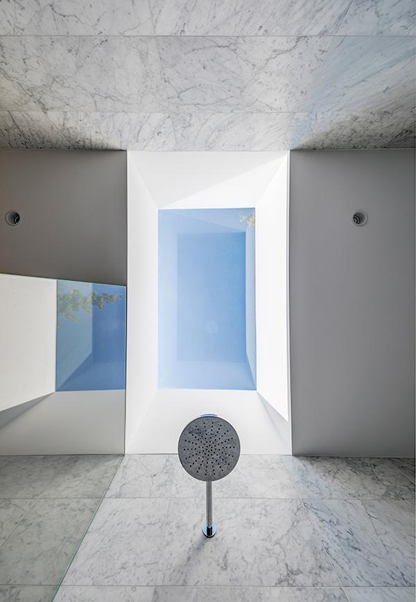 The upstairs shower also features skylights of its own. (Photo: Murray Fredericks, courtesy of Akin Atelier)
