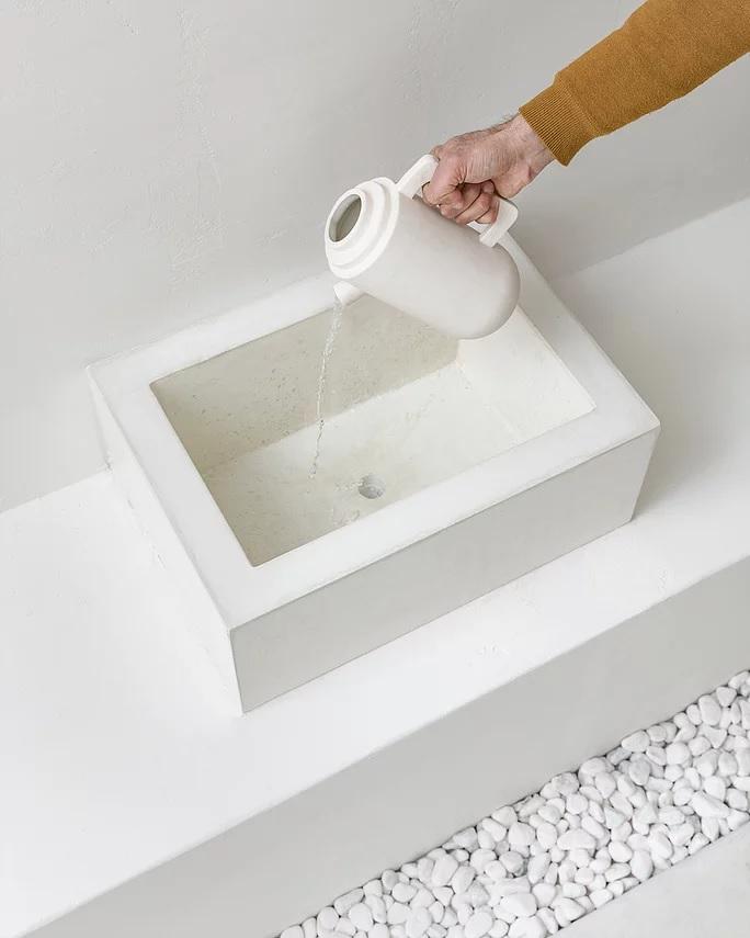 水槽空間中並沒有水龍頭，反而是一個形狀完美的水壺，用以把水倒在手上—猶如希臘浴場的頌歌