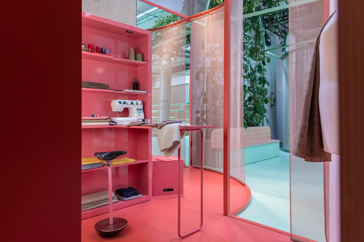 粉紅色單元可容納一個服裝紙樣工作室，為時裝設計師提供充足的存儲空間