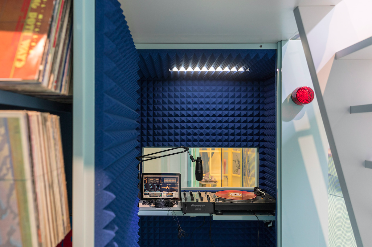 藍色單元是專為音樂製作人設計的，因而設有隔音錄音室和架子用作收納音樂作品