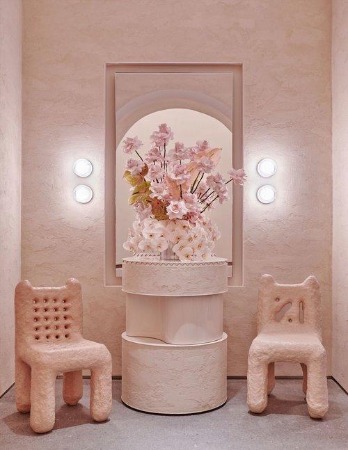 還有其他細節藏在角落裡，如這對由Thomas Barger設計的粉色紙漿椅子