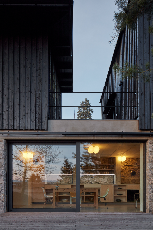 新房子採用木製的結構，配上瀝青屋頂和黑色的焦油塗漆外牆