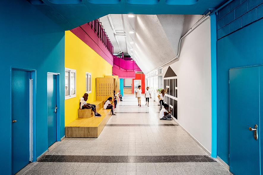 整間學校用上令人振奮的明亮色彩，帶來不同層次的視覺衝擊，從而激發孩子的創造力