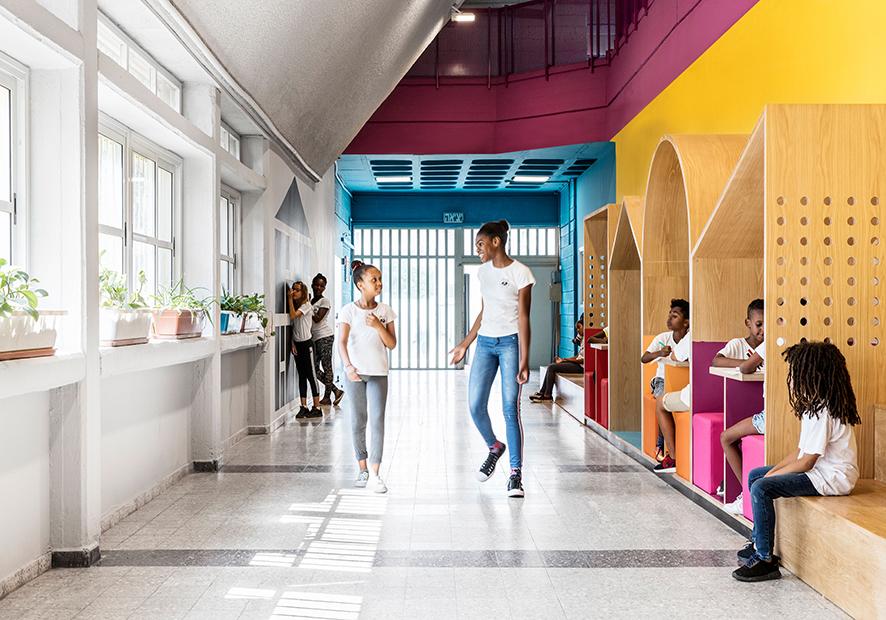 以色彩塑造未来：為難民兒童設計的現代化學習空間