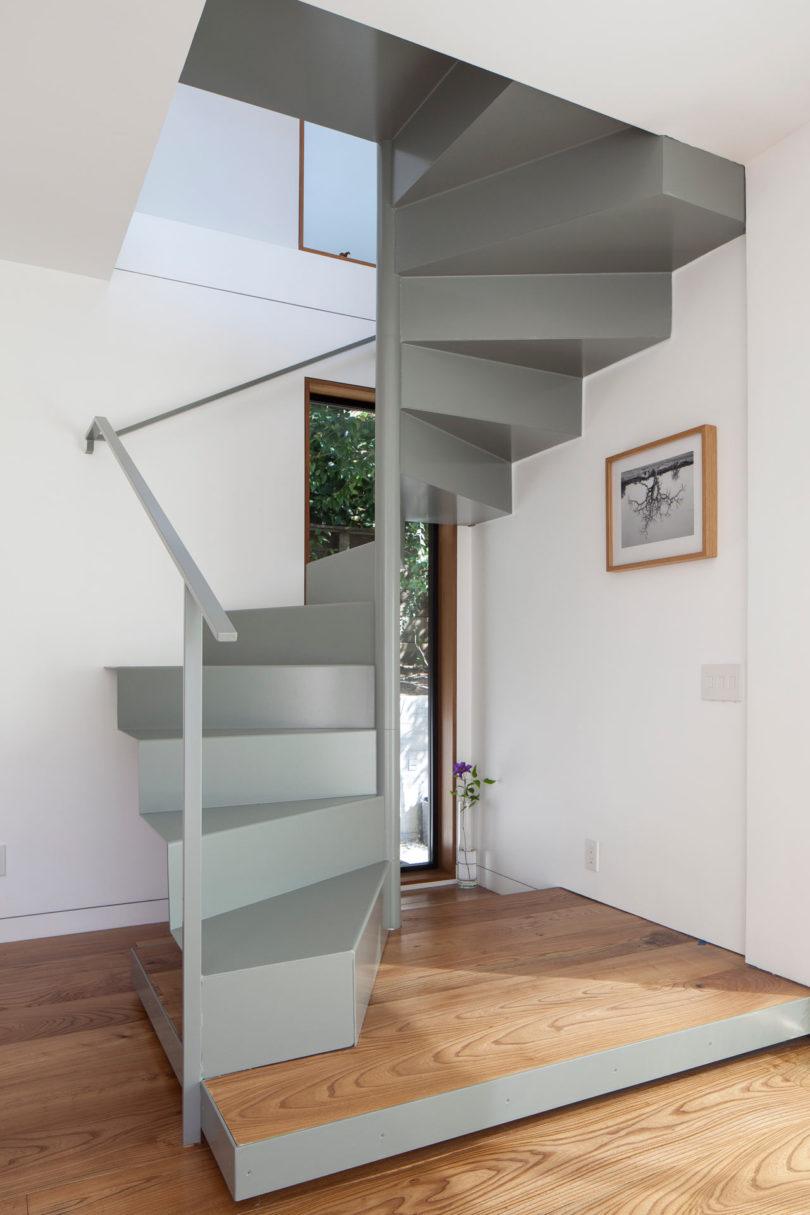 樓梯雖用色簡單，但經過精心設計