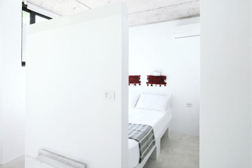 開放式睡房絕無侷促感，只以一面牆劃分客廳及睡房區域