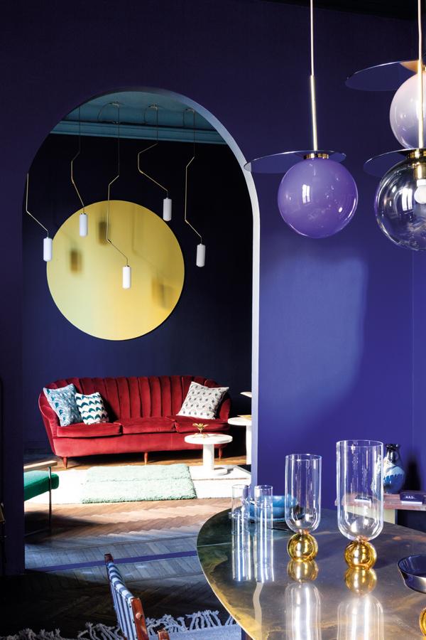 極具玩味的色彩與焦點傢具，包括Natalia Criado的花瓶