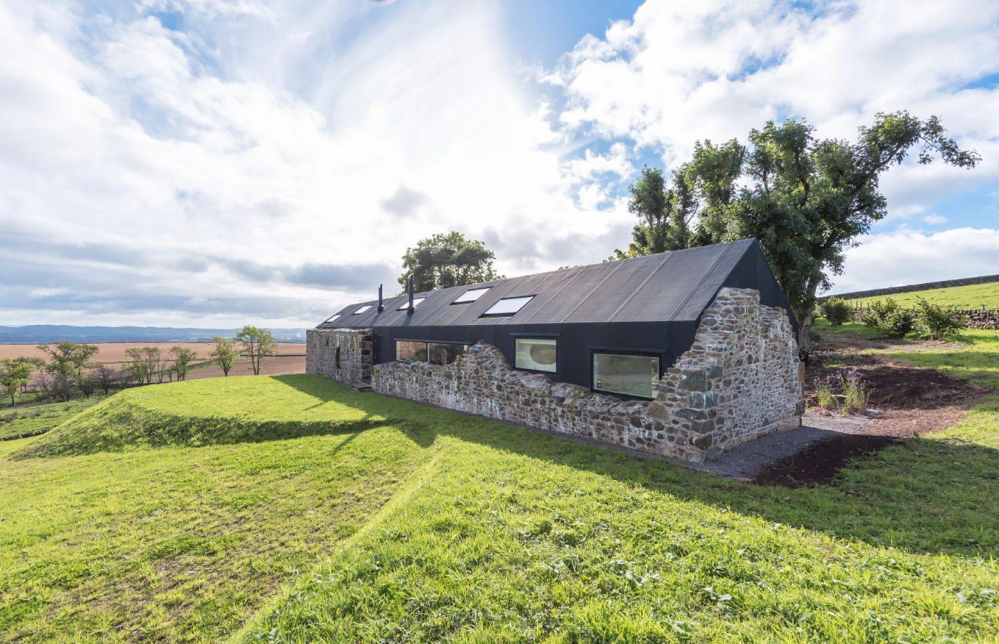 【擁抱蘇格蘭高地絕世】由古老農舍改造成的「零碳建築」