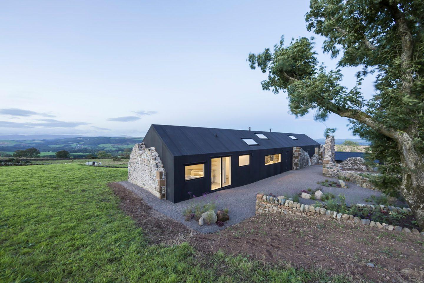 【擁抱蘇格蘭高地絕世】由古老農舍改造成的「零碳建築」