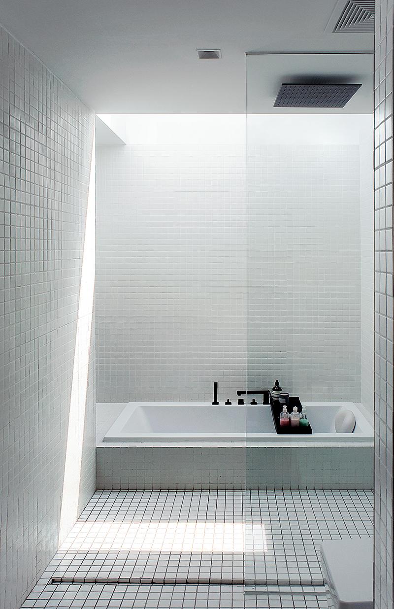 A modern, minimalist bathroom with skylights. (Photo: Linjian Design Studio)