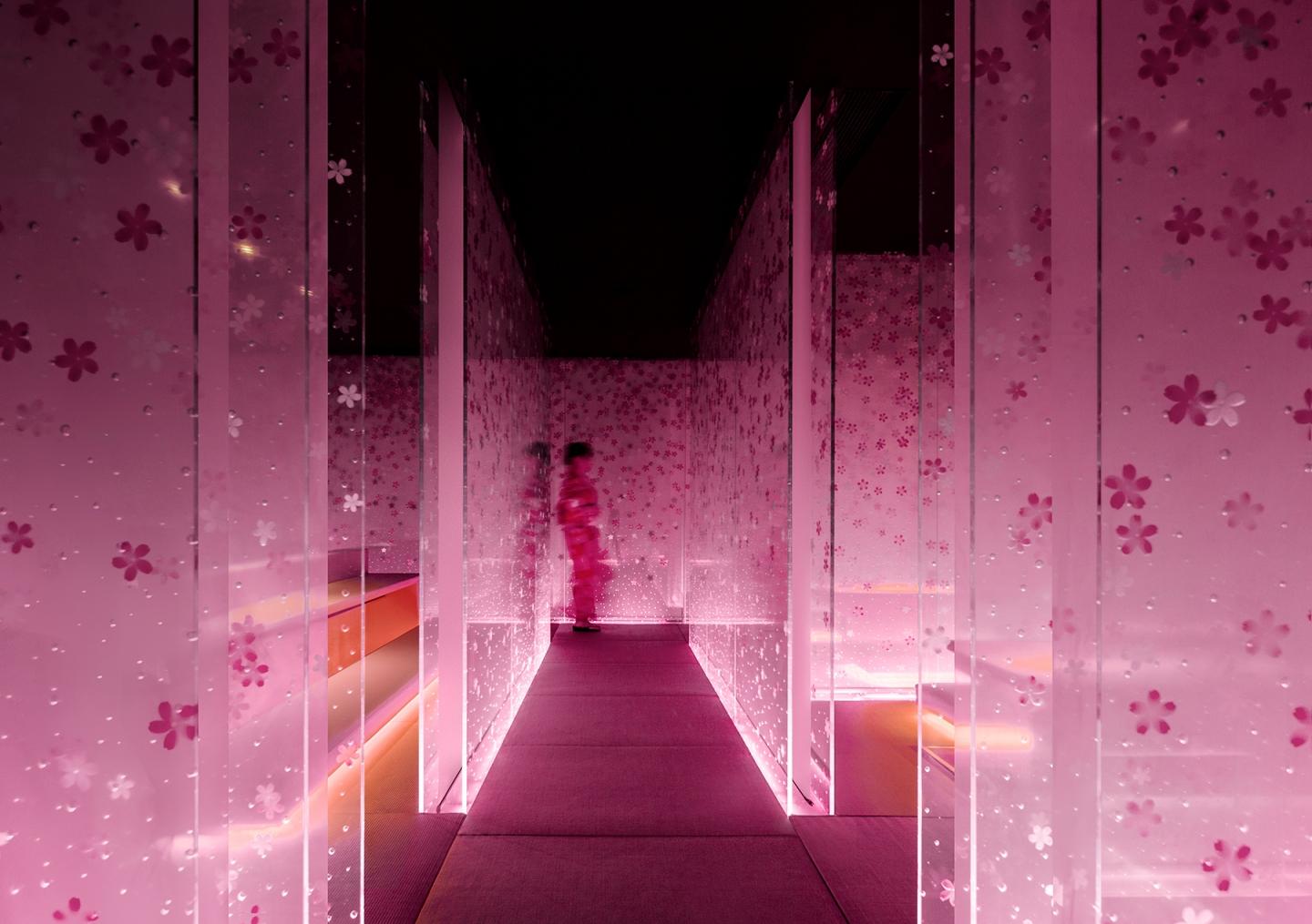 A server roams the second-floor corridor. (Photo: Courtesy of Shanghai Hip-pop Design)