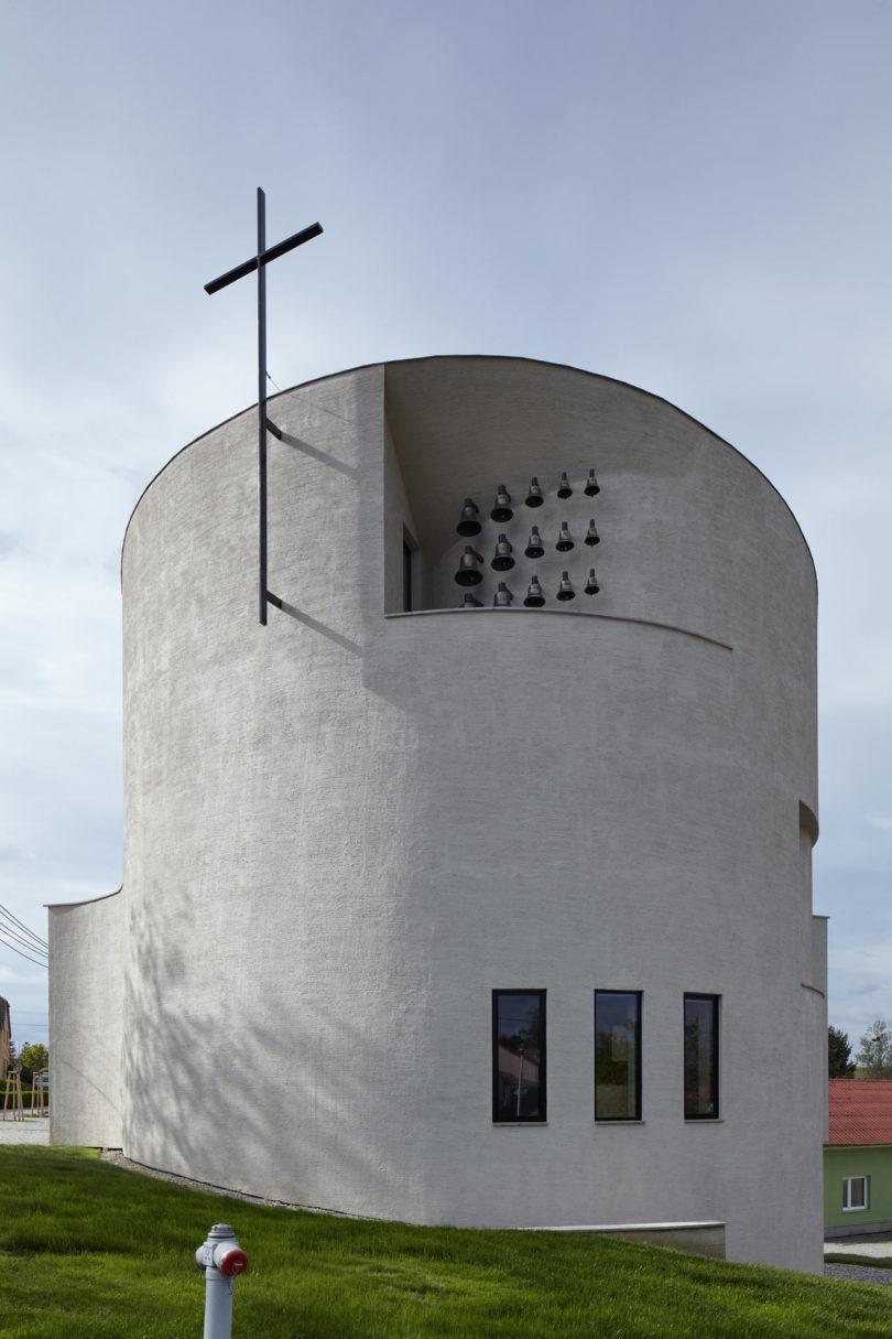不一樣的教堂：捷克全新圓形教堂 展示現代建築之美