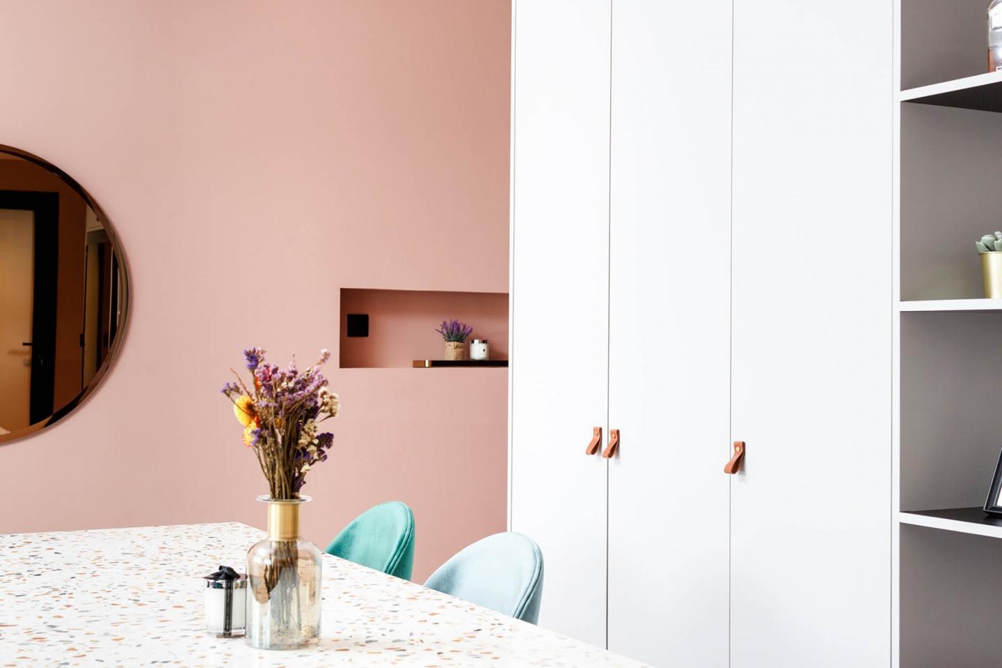 設計師以純白色牆櫃緩和粉色的衝擊