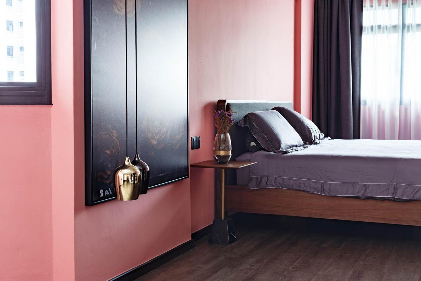 睡房以粉色和紫色作主調，再掛上同色系的藝術作品和金屬燈飾、床頭小櫃作配搭