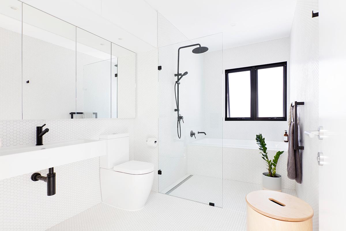 The bright and airy bathroom. (Photo: Bo Wong)