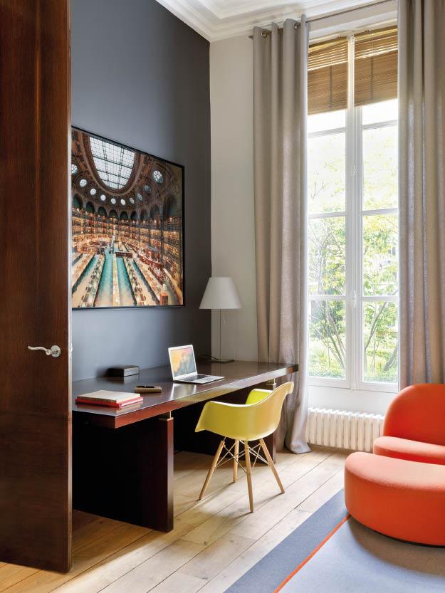 Warm tones and earth shades mingle in the study
