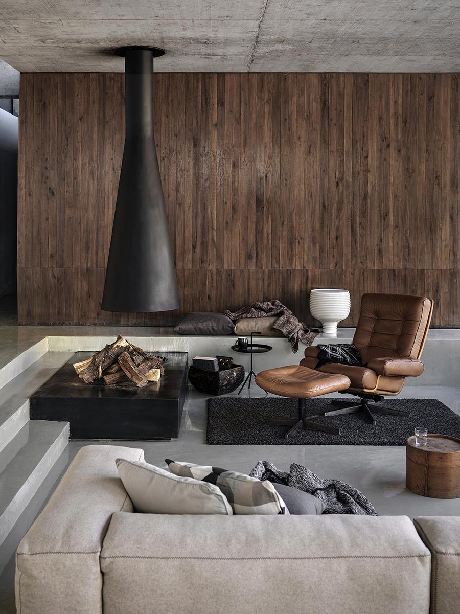 The wooden feature wall marks the garage's volume in the house, and creates an overall motif of warmth alongside the room's various neutral-coloured textures. (Photo: Jonathan Leijonhufvud, courtesy of MDDM Studio)