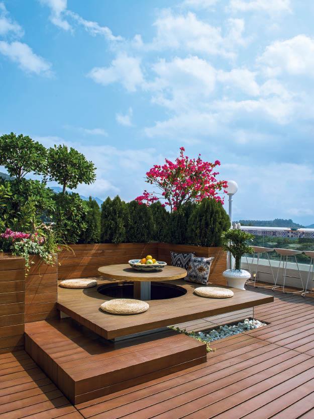 設計公司Decor House在戶外空間添加豐富的木材元素和植物盆栽，成就這片讓人能夠放鬆身心的蔥郁天堂