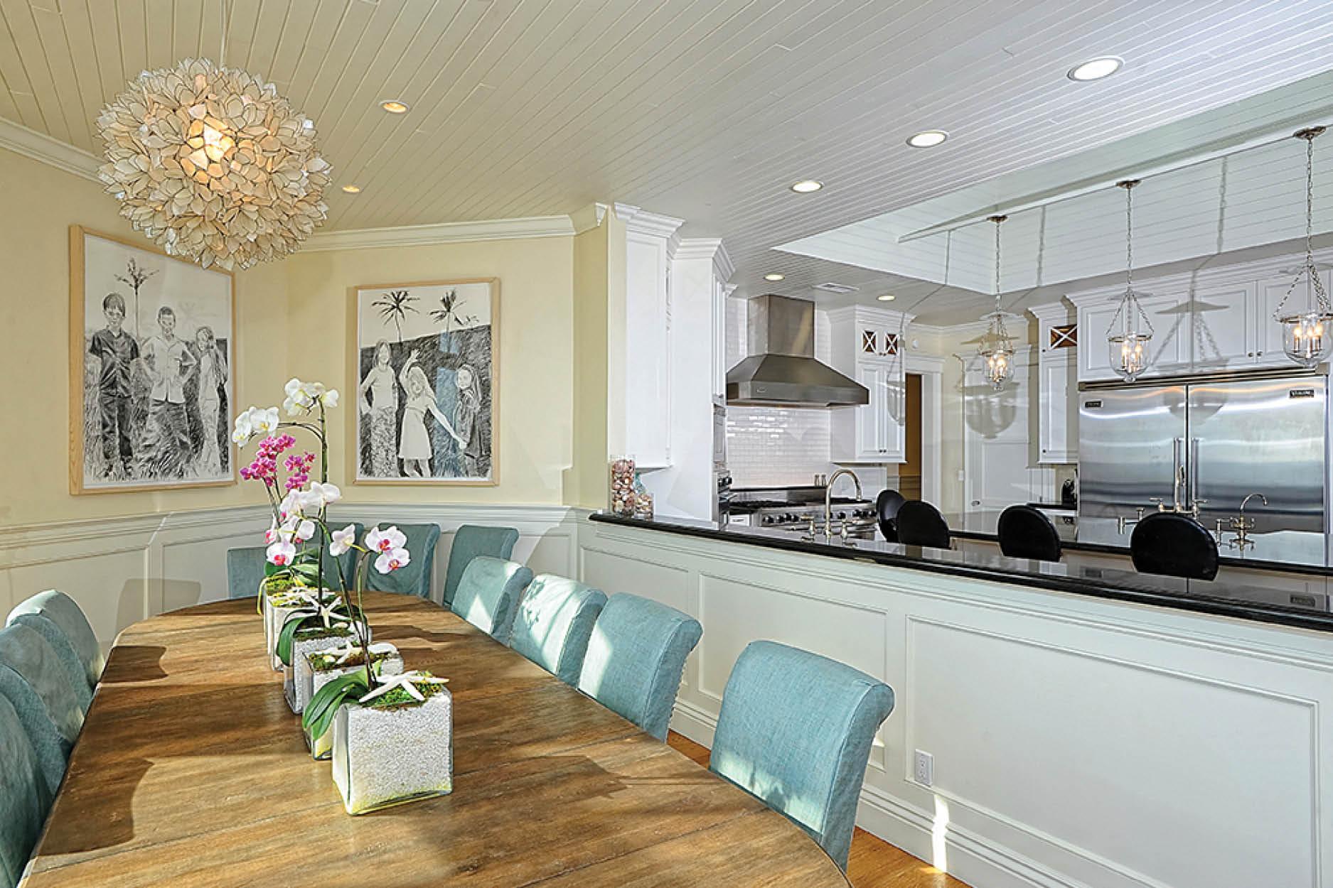 飯廳與廚房的相連設計，讓大伙兒一邊分享美食，一邊共聚交流 (圖片來源：Malibu Luxury Vacation Homes網站)