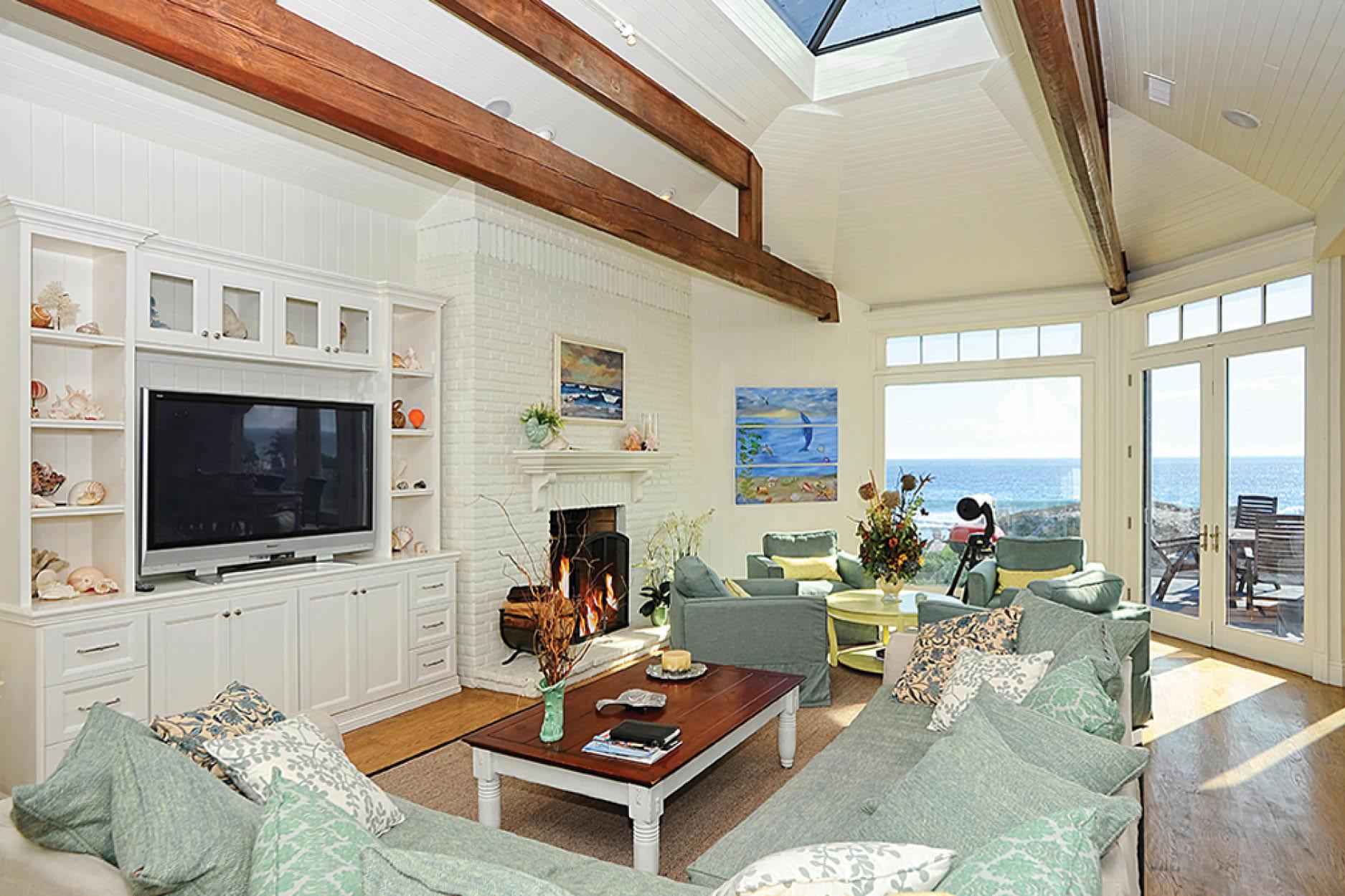 除了四面環海的優勢外，客廳加入天窗設計，把藍天收盡屋內 (圖片來源：Malibu Luxury Vacation Homes網站)