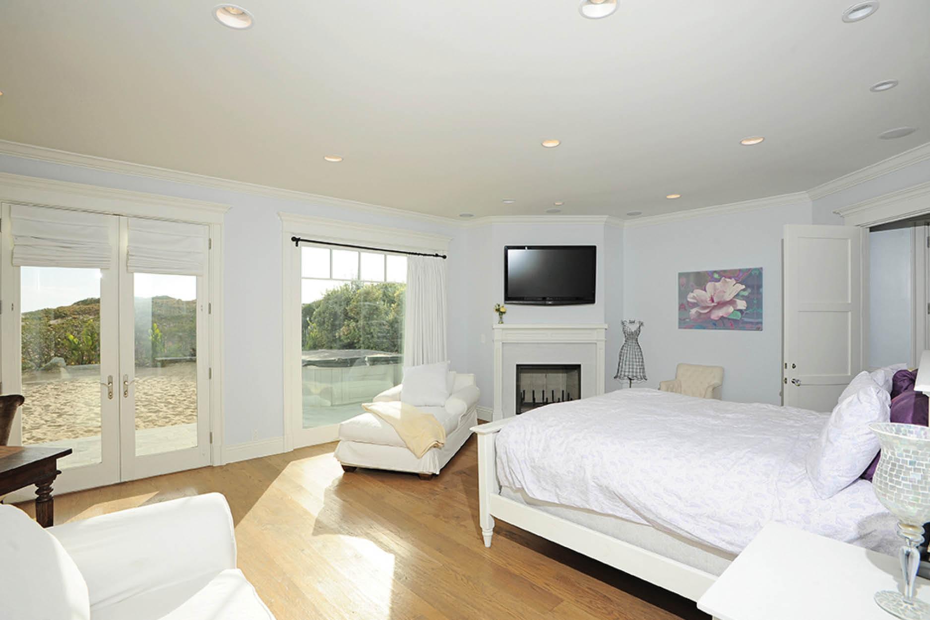 以白色為主調的主人房 (圖片來源：Malibu Luxury Vacation Homes網站)