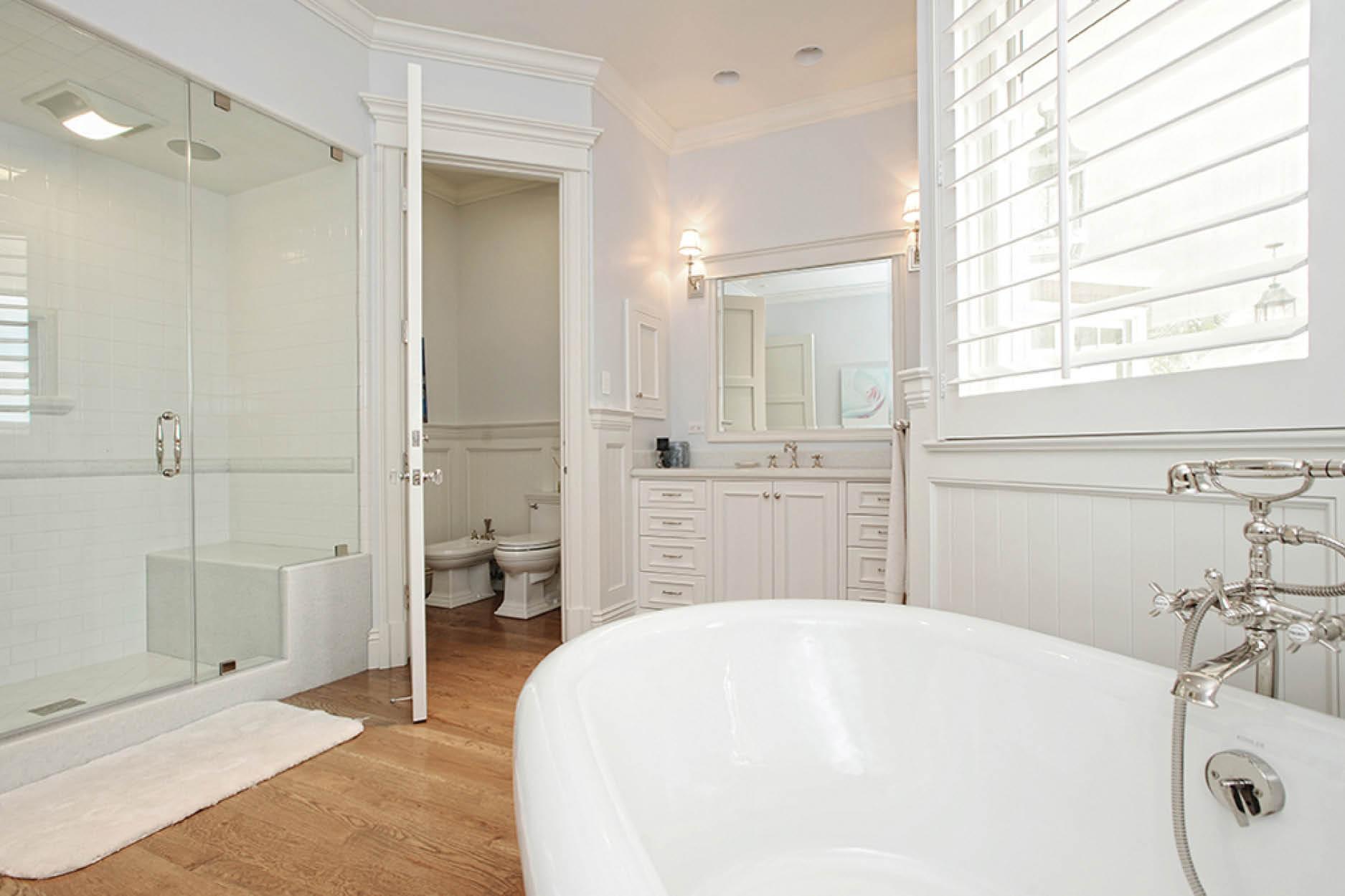 美學主題與睡房一致的主人房浴室 (圖片來源：Malibu Luxury Vacation Homes網站)