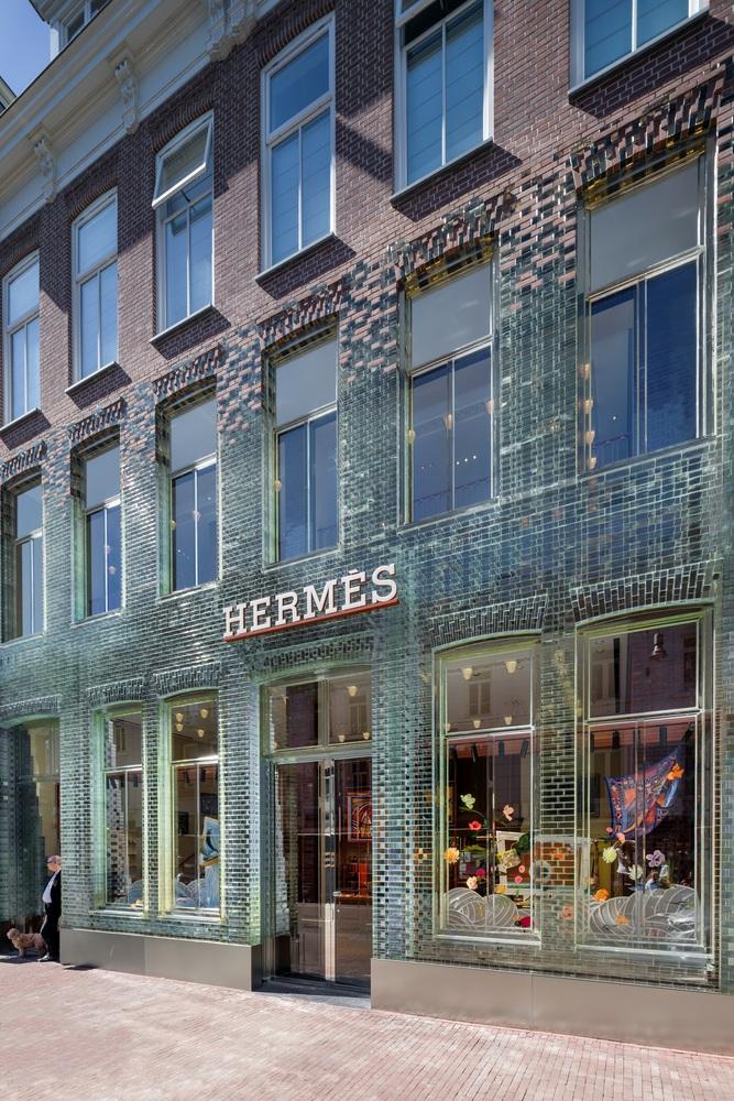 【玻璃 x 赤土磚幕牆】全新Hermès分店 融合傳統與現代的荷蘭建築元素