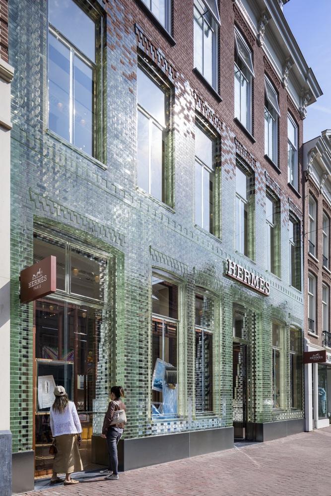 【玻璃 x 赤土磚幕牆】全新Hermès分店 融合傳統與現代的荷蘭建築元素