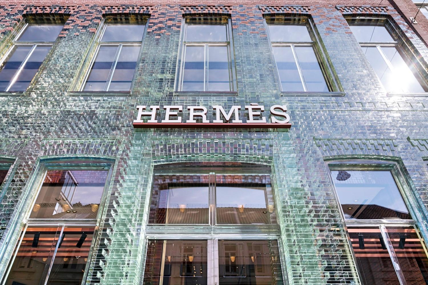 ethereal-glass-facade-meets-historic-influences-in-herm-s-s-new