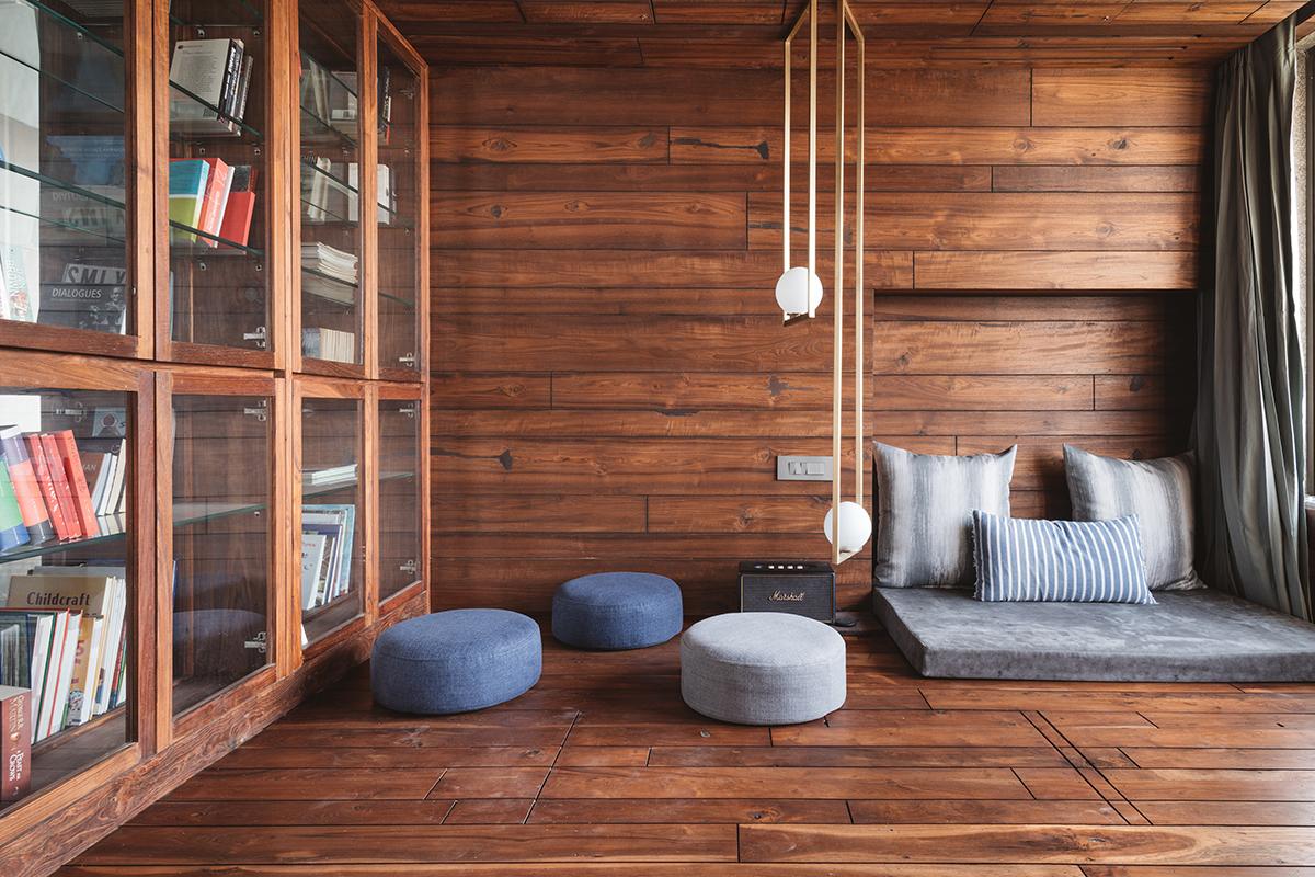 Materials throughout the home have been chosen for how well they age, including the wood in the entertainment den, sourced from 'pols' (Ahmedabad's housing clusters). (Photo: The Fishy Project) 