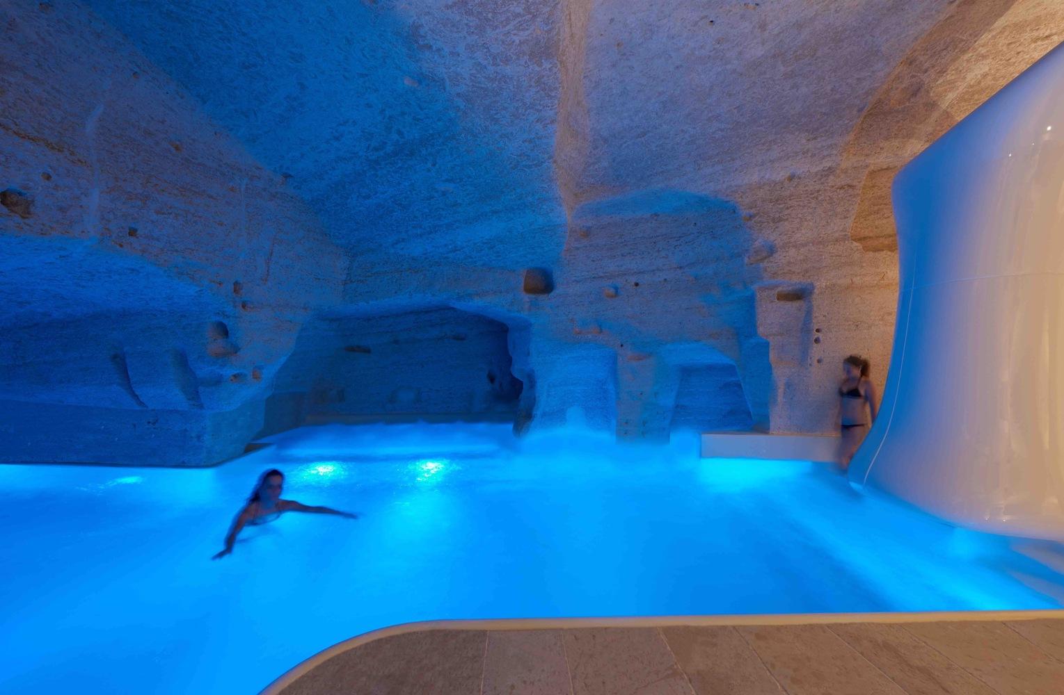【純淨放鬆的度假體驗】懸崖洞穴水療酒店 俯瞰意大利古城的壯麗景色