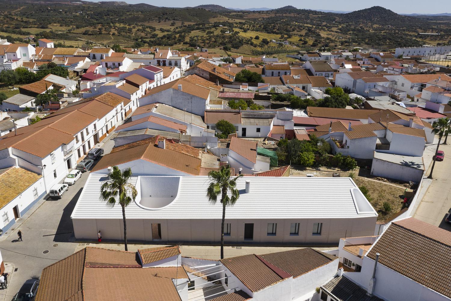 【西班牙特色住宅】運用線條把傳統建築概念融入其中