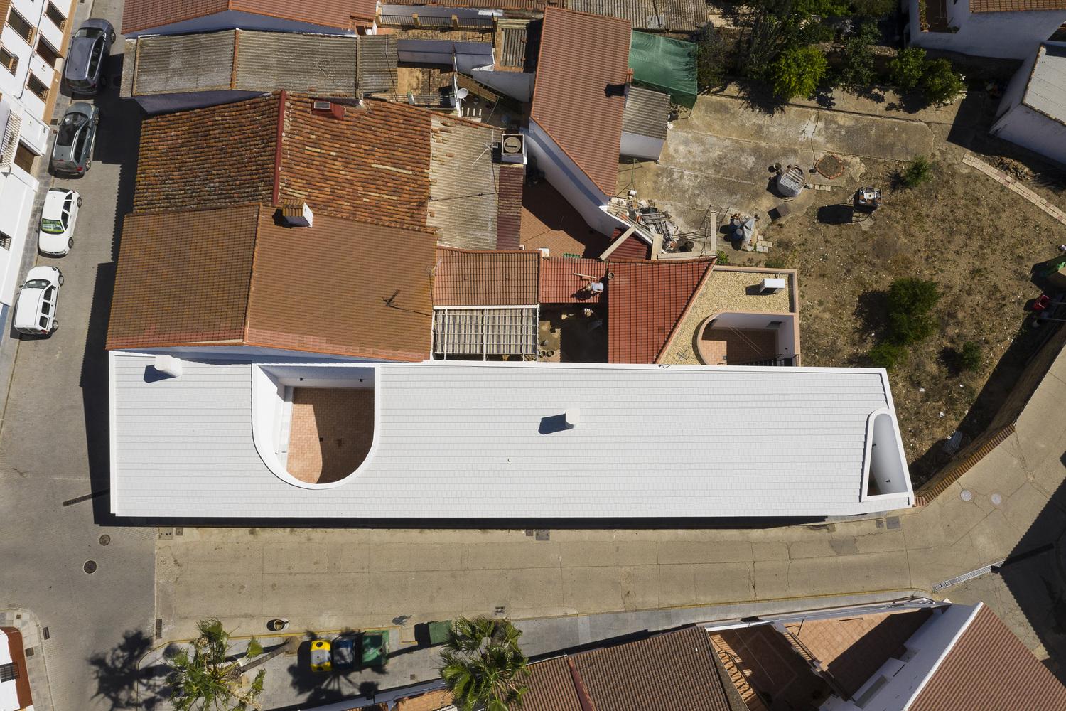 西班牙特色住宅 運用線條把傳統建築概念融入其中